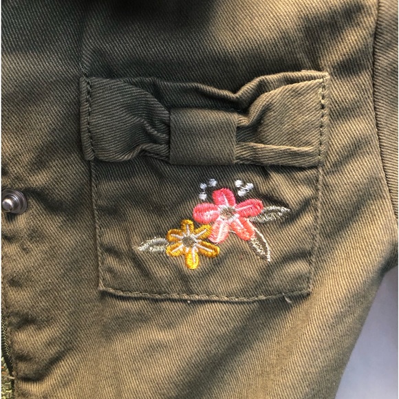 Little Lass girl's green jacket with embroidered floral accents, size 5 & 6 - Picture 4 of 9